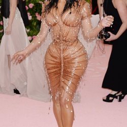 Kim Kardashian vestida de Mugler en la alfombra roja de la Gala MET 2019