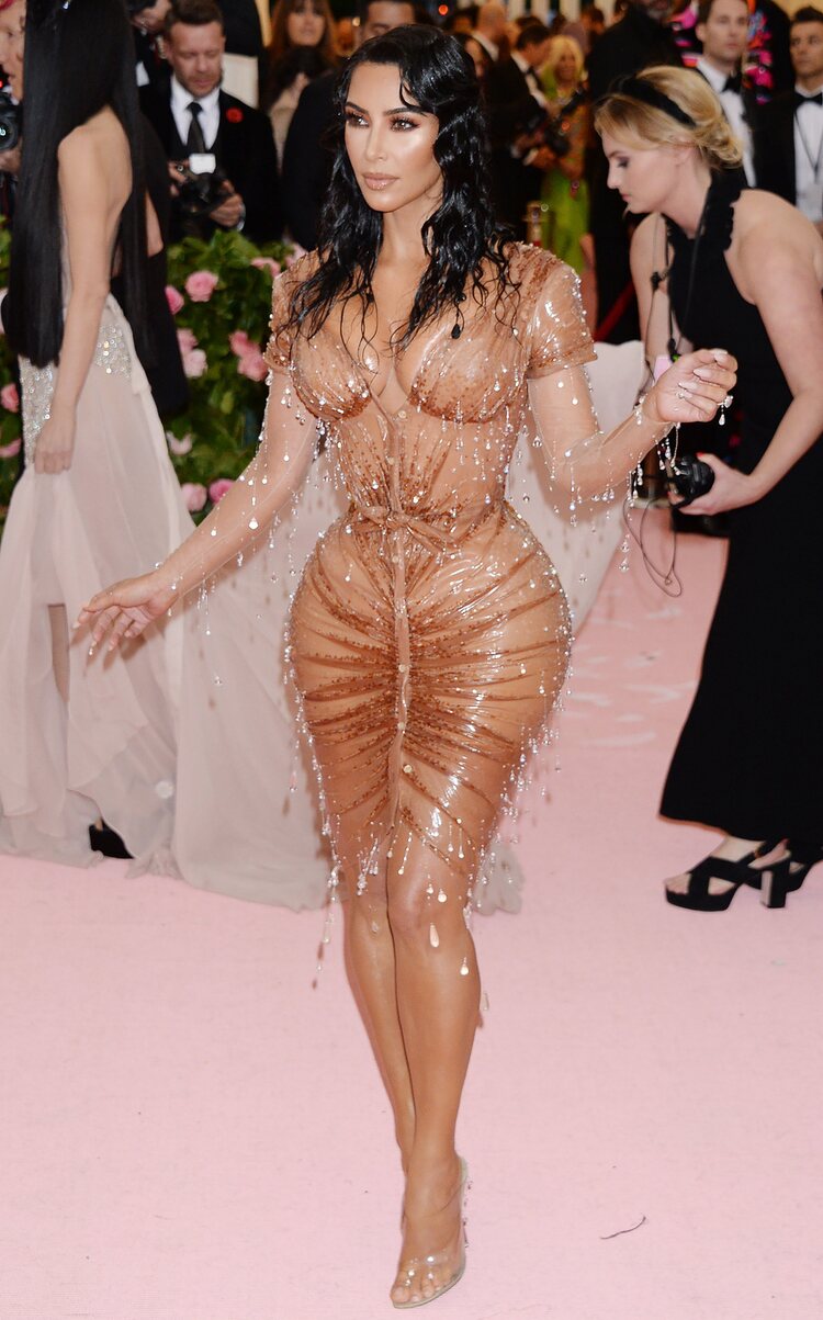 Kim Kardashian vestida de Mugler en la alfombra roja de la Gala MET 2019