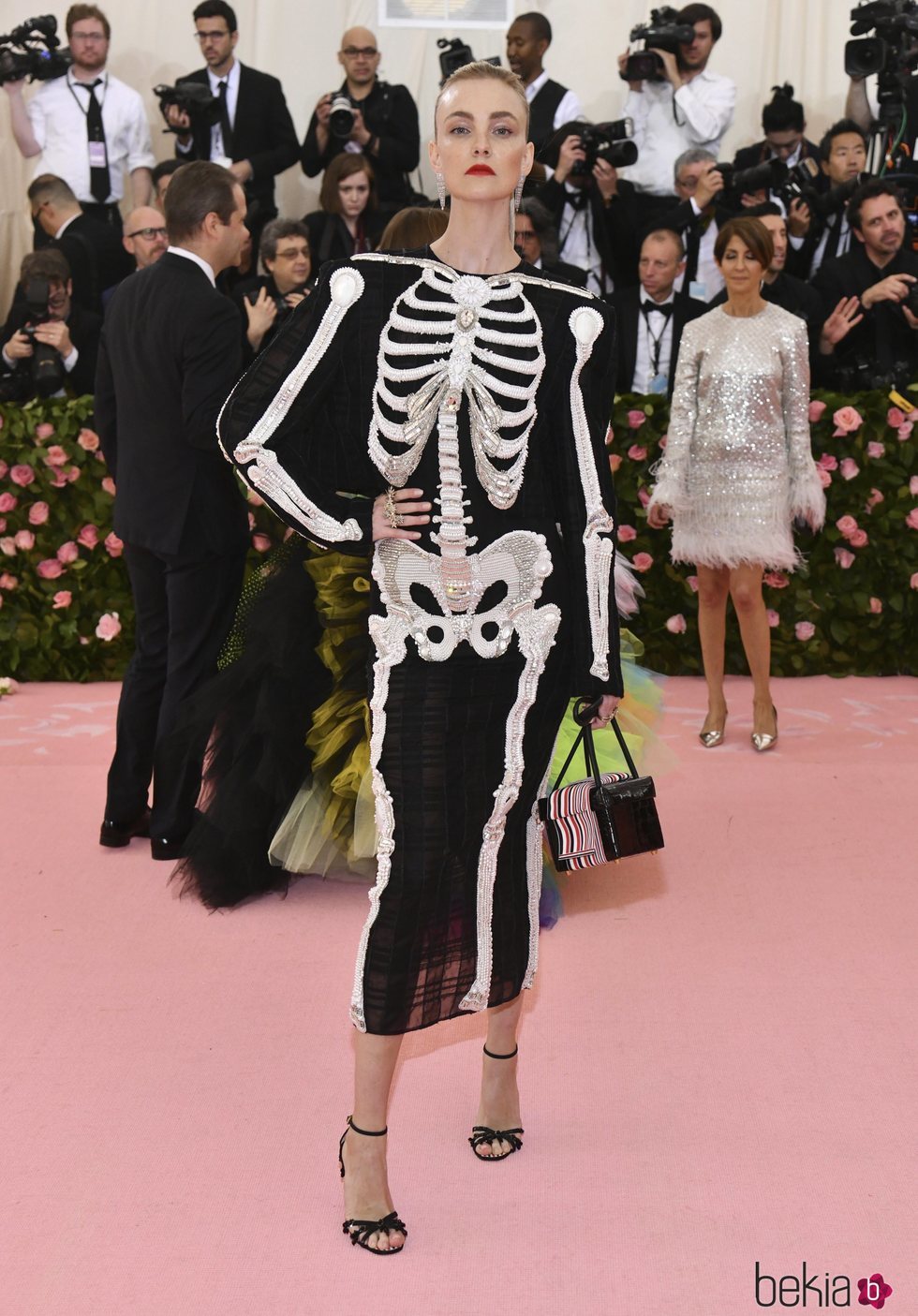 Caroline Trentini con un vestido negro con un esqueleto en la alfombra roja de la Gala MET 2019