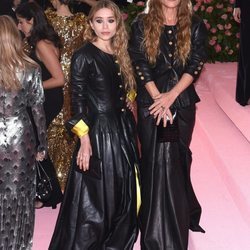 Mary Kate Olsen y Ashley Olsen con un total black en la alfombra roja de la Gala MET 2019