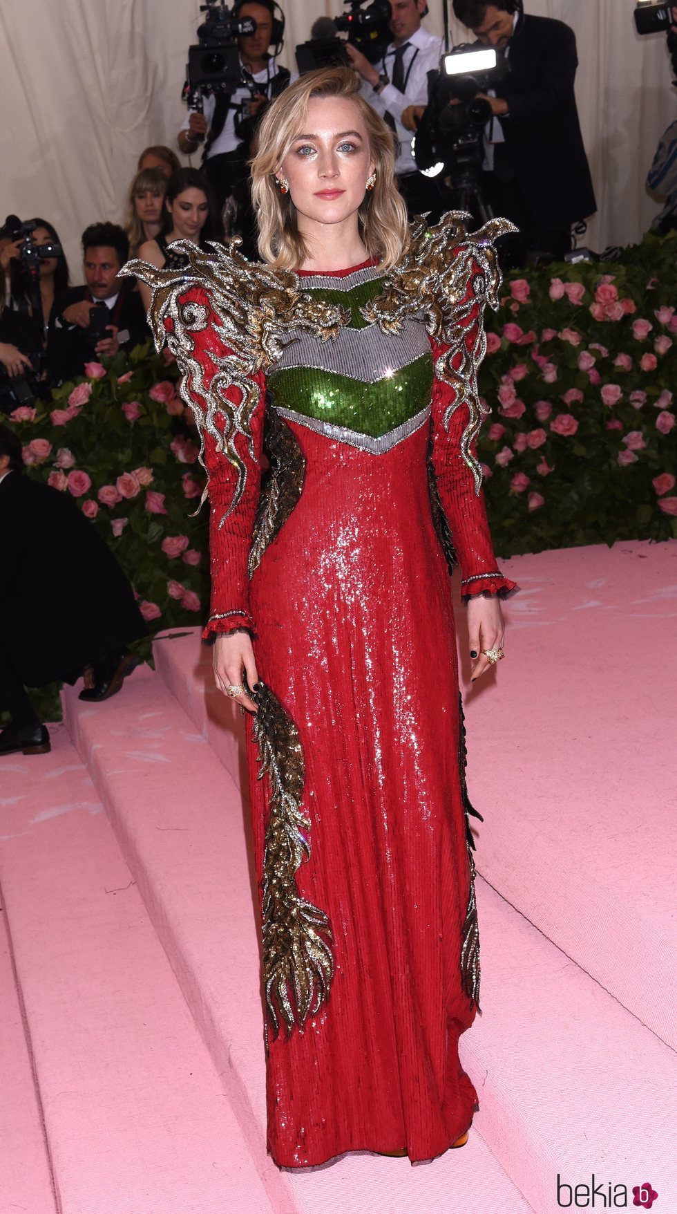 Saoirse Ronan con un vestido de Gucci en la alfombra roja de la Gala MET 2019