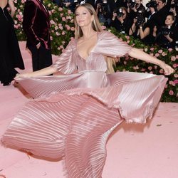 Gisele Bundchen vestida de Dior en la alfombra roja de la Gala MET 2019