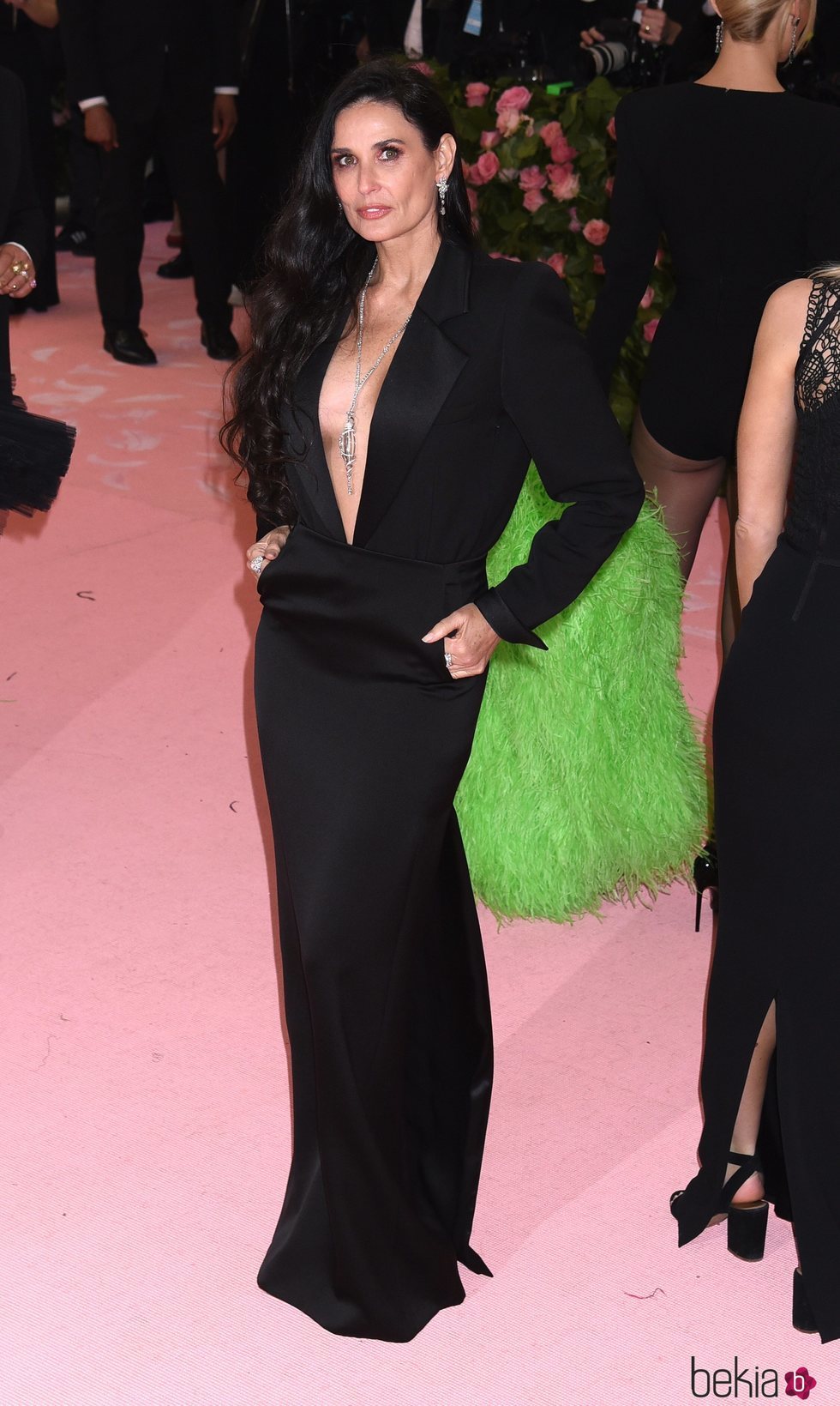 Demi Moore con un vestido de Yves Saint Laurent en la alfombra roja de la Gala MET 2019