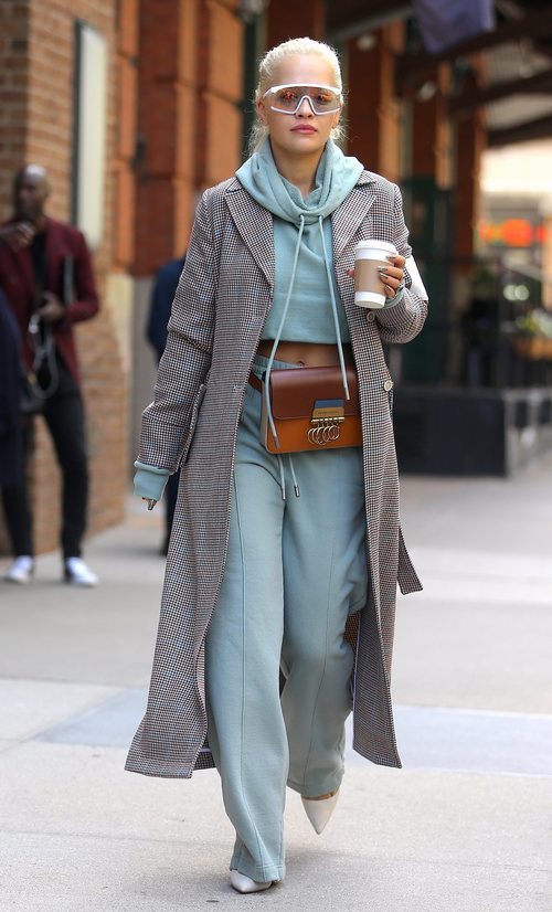 Rita Ora con chándal y tacones por Nueva York