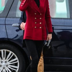 Kate Middleton luce una blazer granate cruzada en su visita a Gales en mayo de 2019