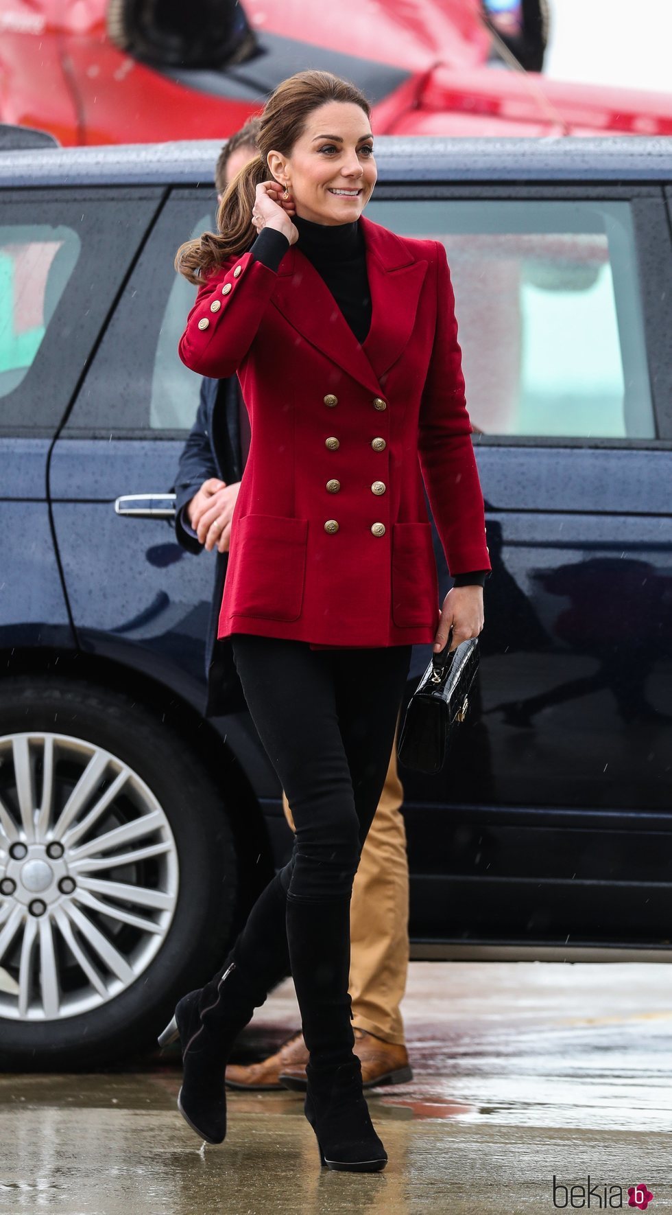 Kate Middleton luce una blazer granate cruzada en su visita a Gales en mayo de 2019