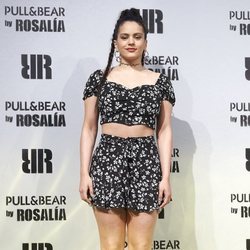 Rosalía con conjunto de blusa corta y pantalón en el evento de Pull&Bear