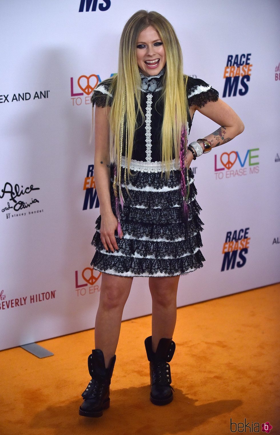 Avril Lavigne con estilo grunge en la gala Race to Erase MS