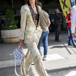 Izabel Goulart luce un traje estampado en su llegada al Festival de Cine de Cannes