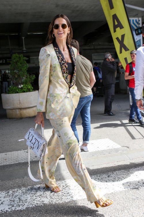 Izabel Goulart luce un traje estampado en su llegada al Festival de Cine de Cannes