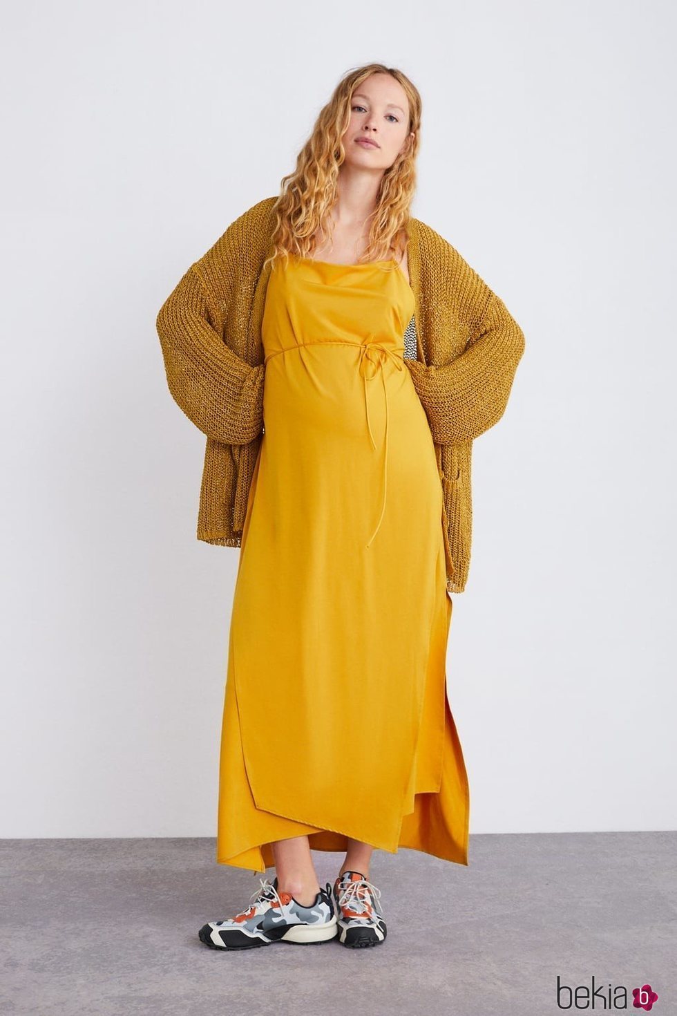 Vestido mostaza de la colección premamá primavera 2019 de Zara