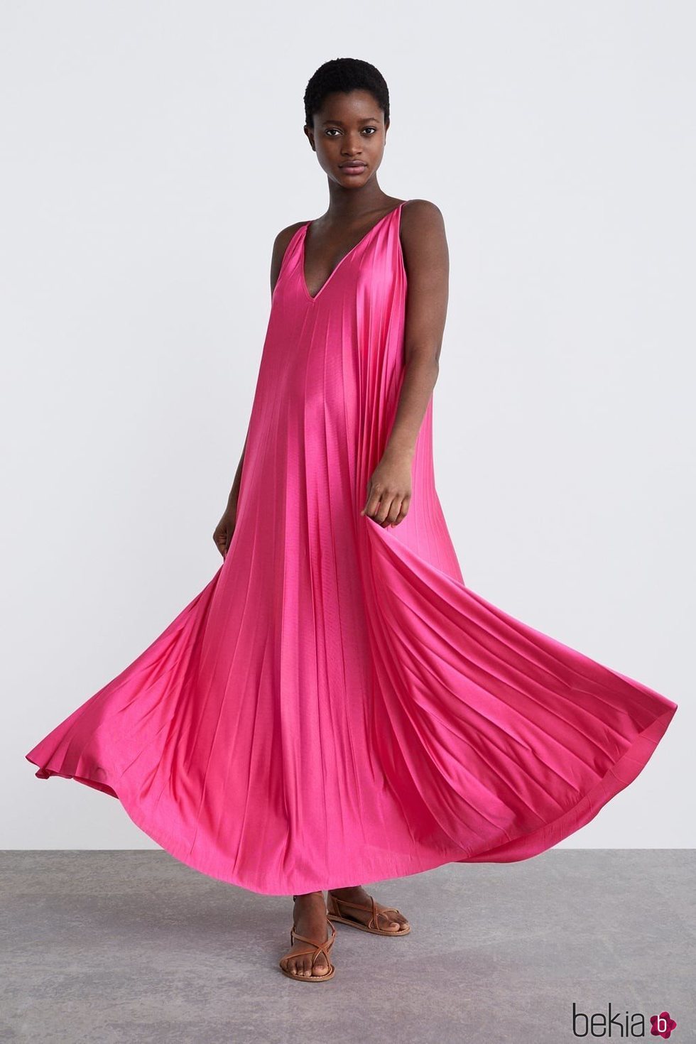 Vestido fucsia de la colección premamá primavera 2019 de Zara