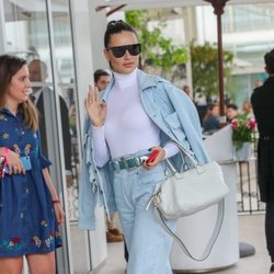 Adriana Lima, el ángel de Victoria's Secret, llega al Festival de Cine de Cannes con un denim total look