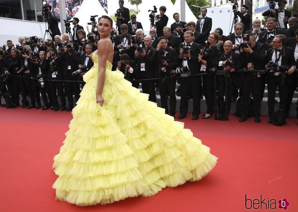 Fernanda Liz luce un vestido de tul con mucho volumen en color amarillo en la alfombra roja del Festival de Cine de Cannes 2019