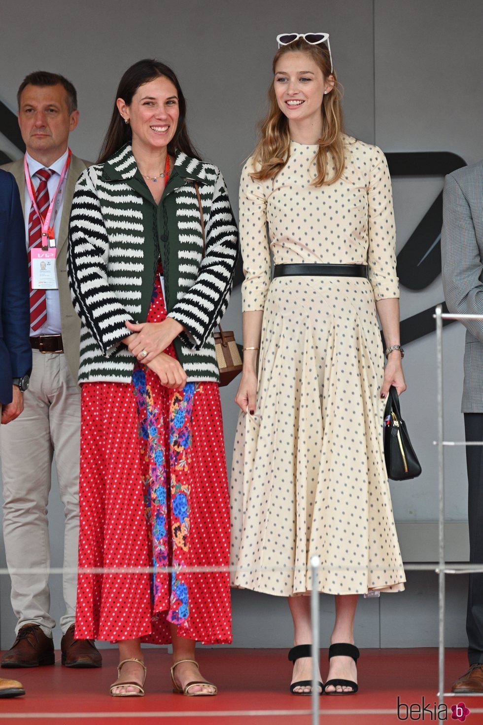 Beatrice Borromeo con vestido de lunares junto a Tatiana Santo