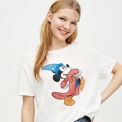 Camiseta blanca con Mickey Mouse de Pull&Bear primavera/verano 2019