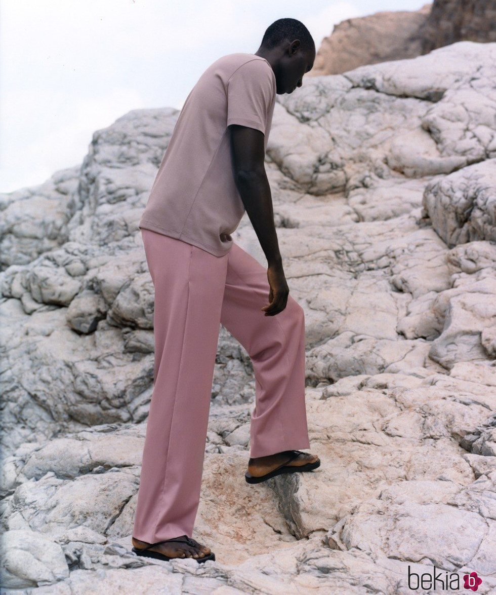 Modelo con un conjunto en color rosa de la colección de primavera 2019 de COS