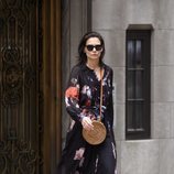 Katie Holmes con vestido largo de flores en Nueva York