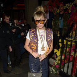 Miley Cyrus con look de inspiración años 70 en un restaurante de Londres