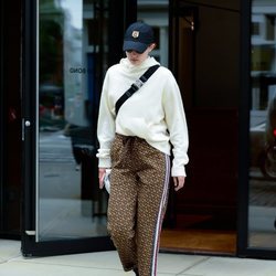 Gigi Hadid con pantalones de chandal de Burberry en Nueva York