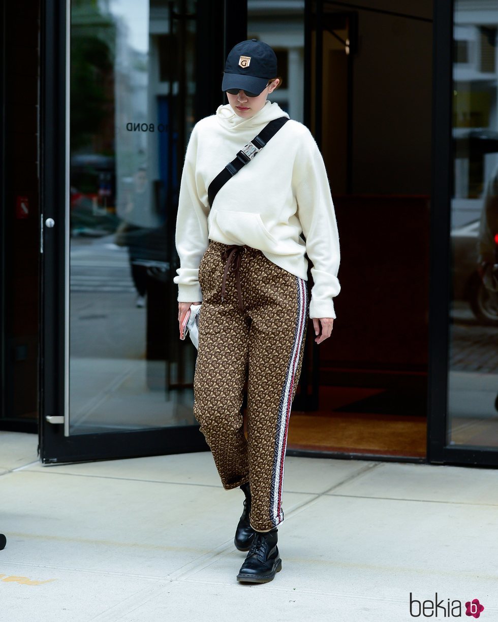 Gigi Hadid con pantalones de chandal de Burberry en Nueva York