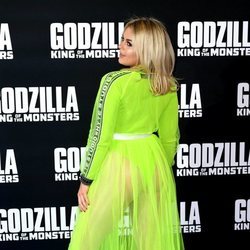 Tallia Storm con vestido de tul en verde neón durante la premier de 'Godzilla'