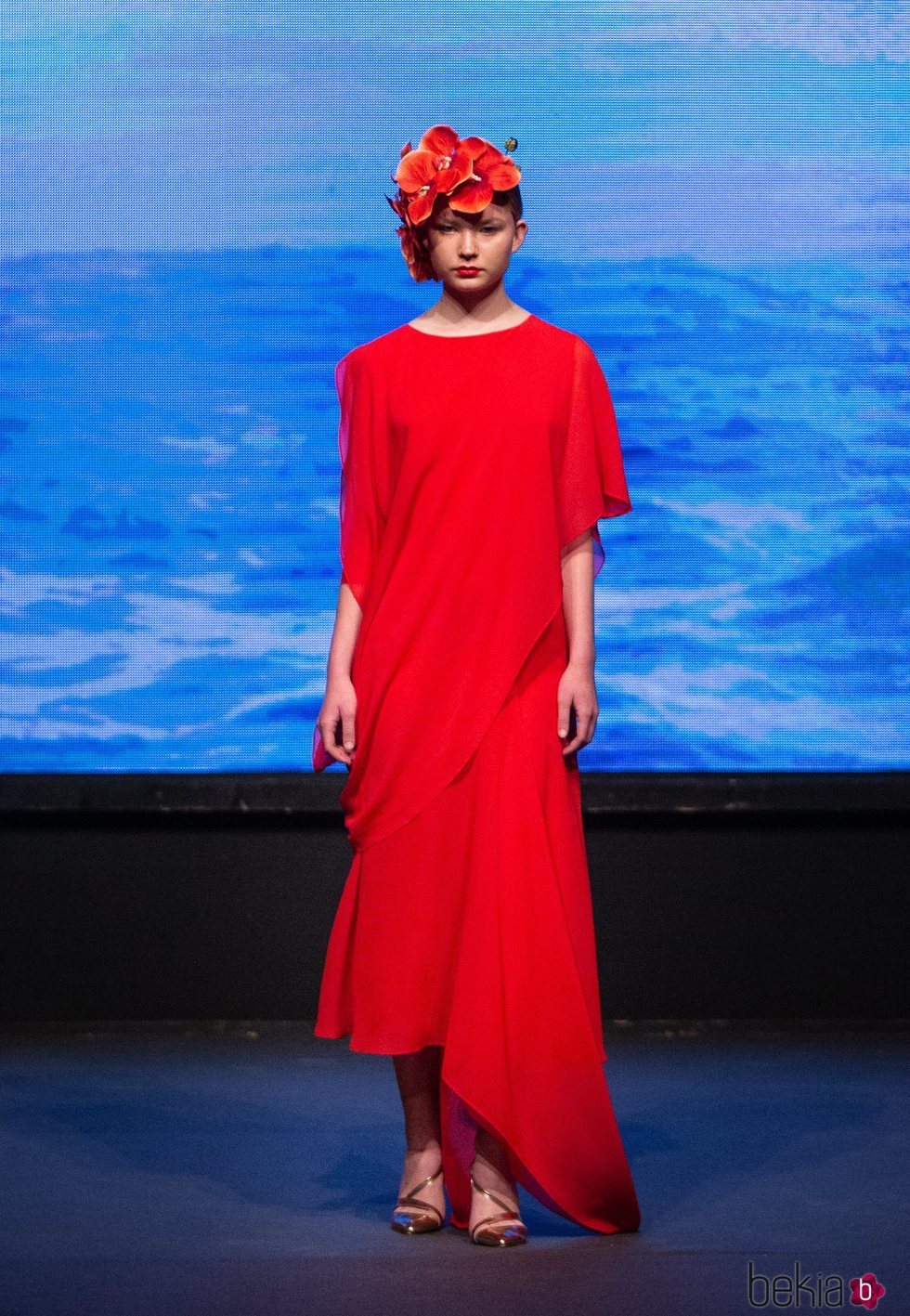 Vestido rojo asimétrico de la colección crucero de Juan Duyos para 'Alta Mar'