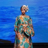 Vestido y capa con estampado floral de la colección crucero de Juan Duyos para 'Alta Mar'