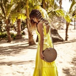 Aitana con vestido amarillo y bolso de rafia colección verano 2019 de Stradivarius