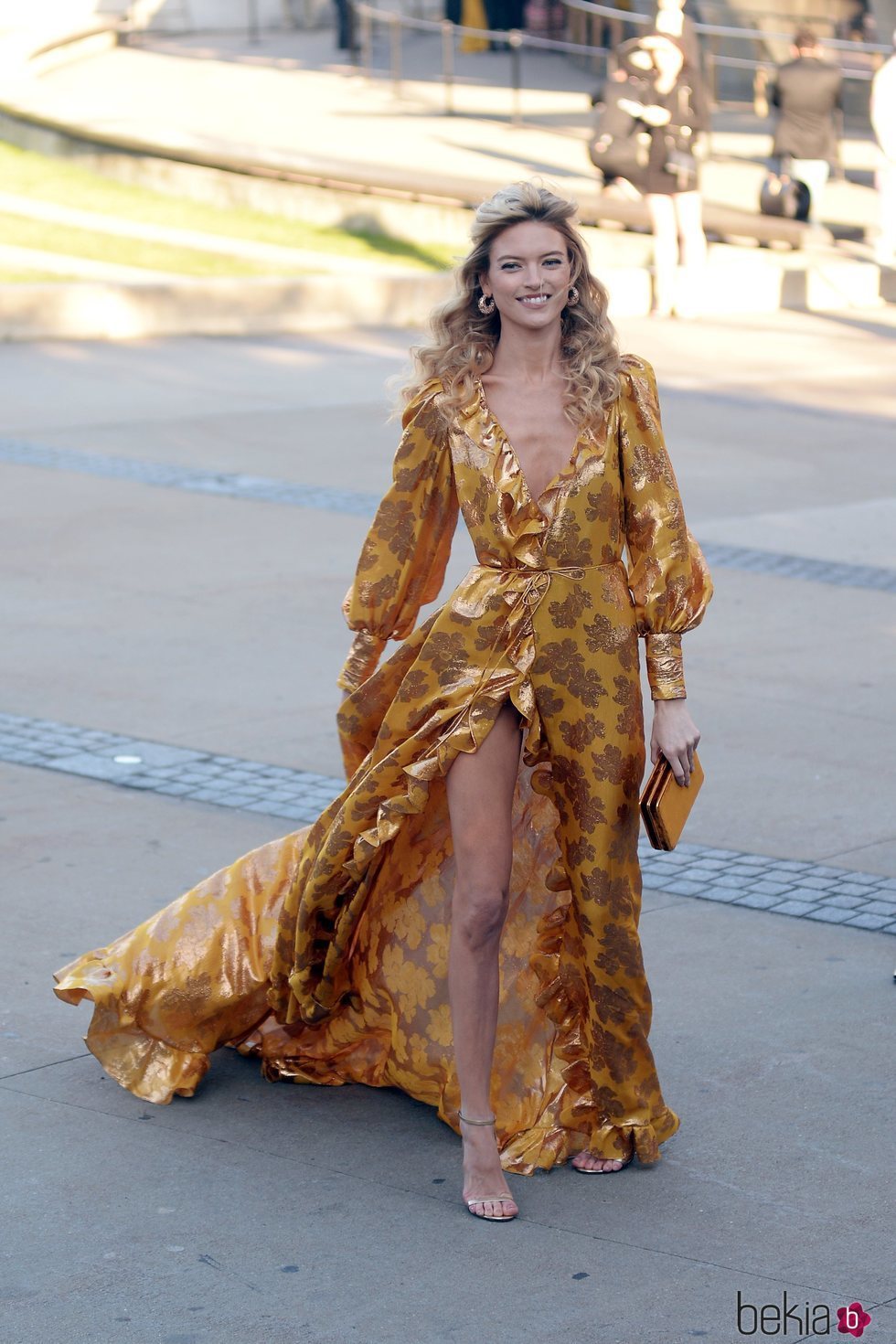 Martha Hunt con un vestido en tonos dorados en los Premios CFDA 2019
