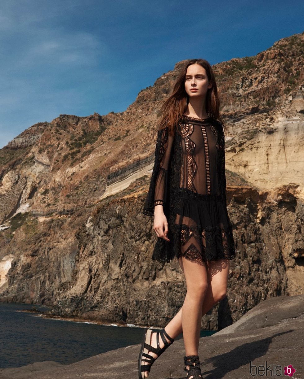 Mini vestido negro de la colección 'Ocean Breeze' de Alberta Ferretti
