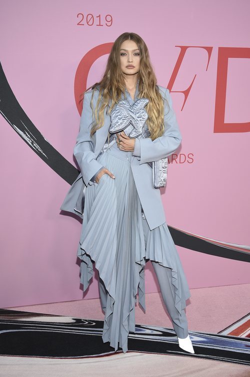 Gigi Hadid con un diseño asimétrico de Louis Vuitton en los CFDA Fashion Awards 2019