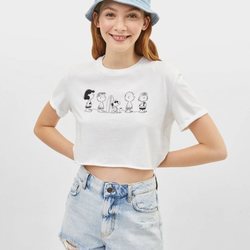 Camiseta coloreada con Snoopy para la colección Bershka x Snoopy verano 2019