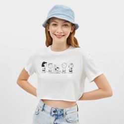 Camiseta coloreada con Snoopy para la colección Bershka x Snoopy verano 2019