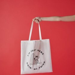 Bolsa estampada con Snoopy para la colección Bershka x Snoopy de verano 2019
