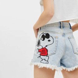 Shorts en denim pintados con Snoopy para la colección Bershka x Snoopy verano 2019