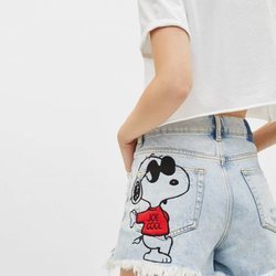 Shorts en denim pintados con Snoopy para la colección Bershka x Snoopy verano 2019