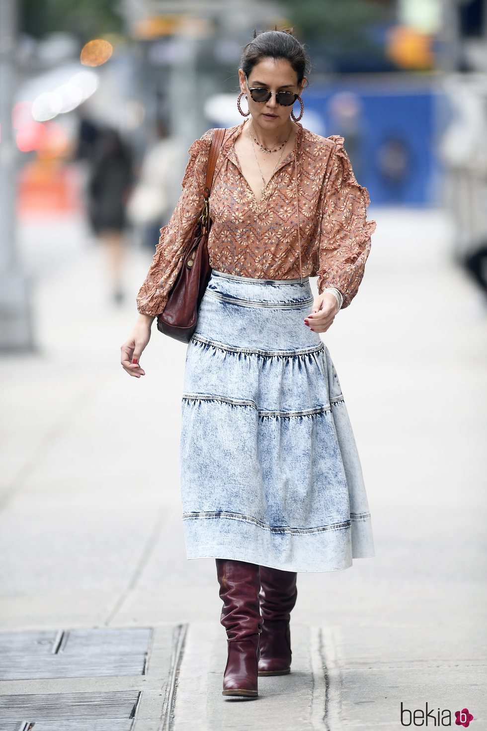 Katie Holmes con falda vaquera midi y blusa estampada en Nueva York
