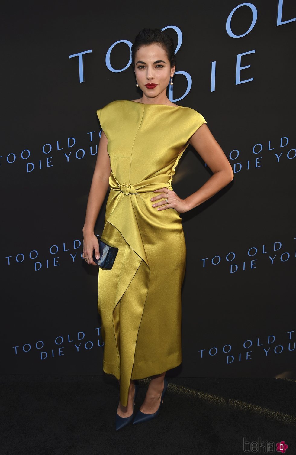 Cristina Rodlo con vestido mostaza en la premier de 'Too Old to Die Young' en Los Ángeles