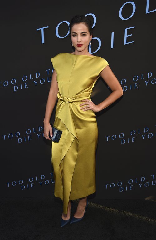 Cristina Rodlo con vestido mostaza en la premier de 'Too Old to Die Young' en Los Ángeles