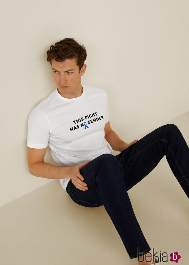 Camiseta blanca con texto de la nueva colección de Mango Man para ayudar a luchar contra el cáncer de próstata