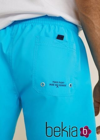 Bañador azul con texto positivo en la parte trasera de Mango Man para ayudar a la lucha contra el cáncer de próstata