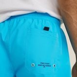 Bañador azul con texto positivo en la parte trasera de Mango Man para ayudar a la lucha contra el cáncer de próstata