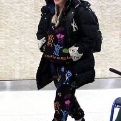 Madonna pasea por las calles de Nueva York con un chandal de dibujos, chanclas y un plumas