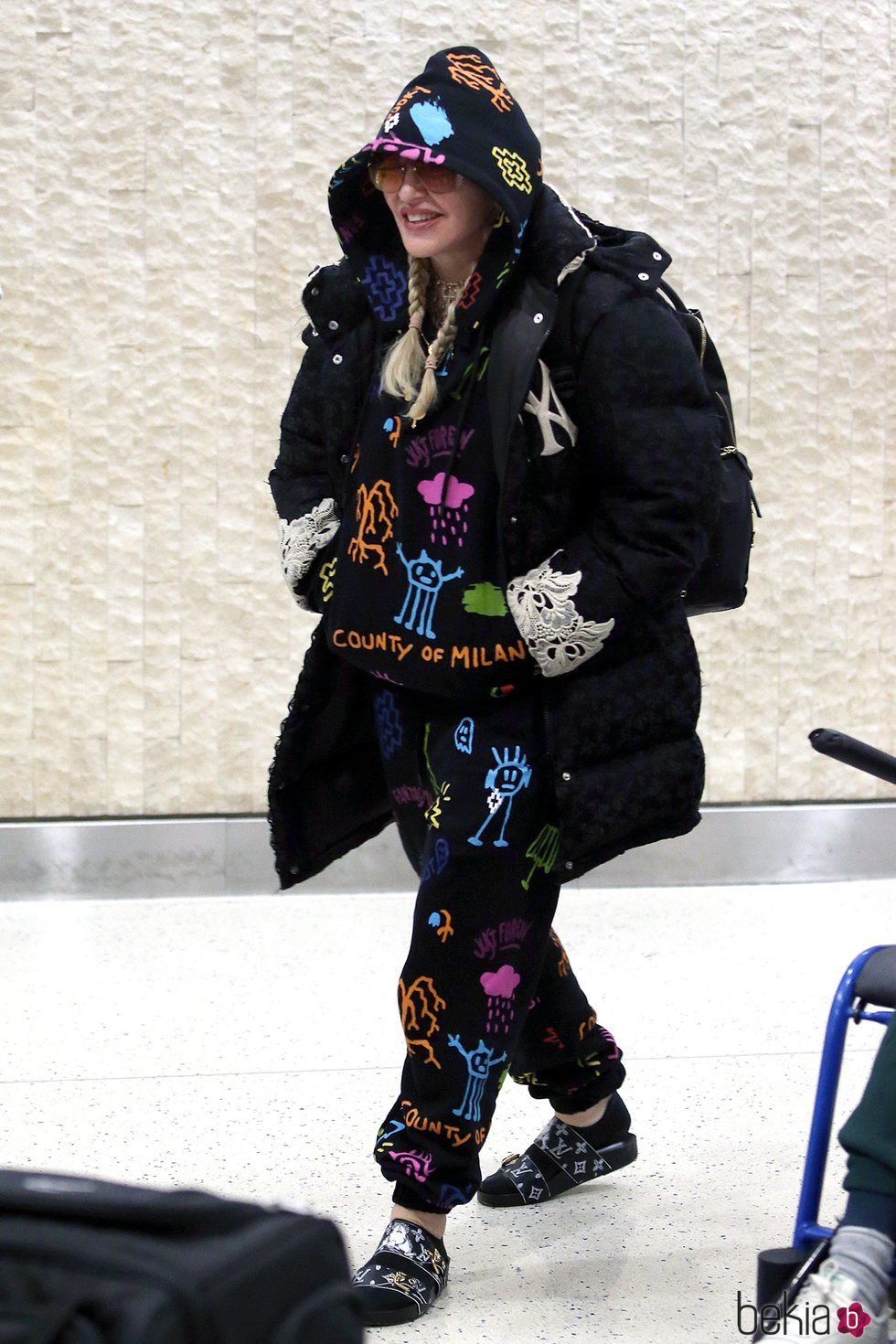 Madonna pasea por las calles de Nueva York con un chandal de dibujos, chanclas y un plumas