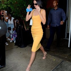 Kendall Jenner con vestido amarillo por las calles de Nueva York