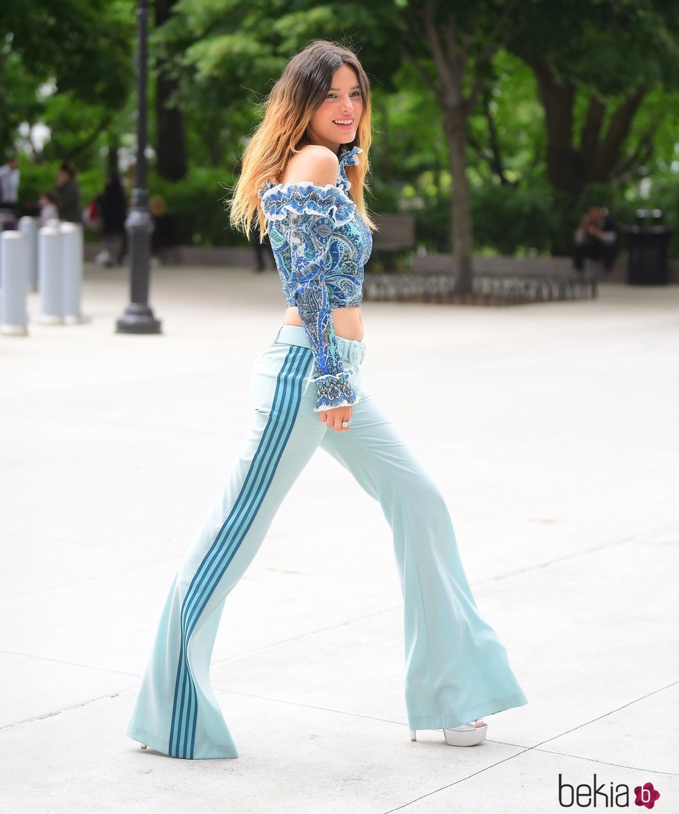 Bella Thorne se pasea por Nueva York con un pantalón de adidas y sandalias de tacón