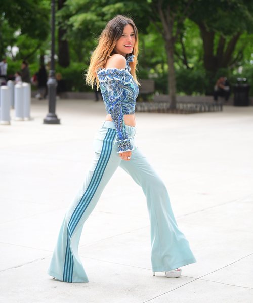 Bella Thorne se pasea por Nueva York con un pantalón de adidas y sandalias de tacón