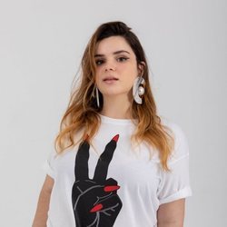Camiseta 'Victory Hand Sweatshirt' de la nueva línea 'curvy' de María Escoté
