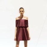 Mini vestido burdeos brillante en palabra de honor de la nueva colección de 'Shopie et Voilà'